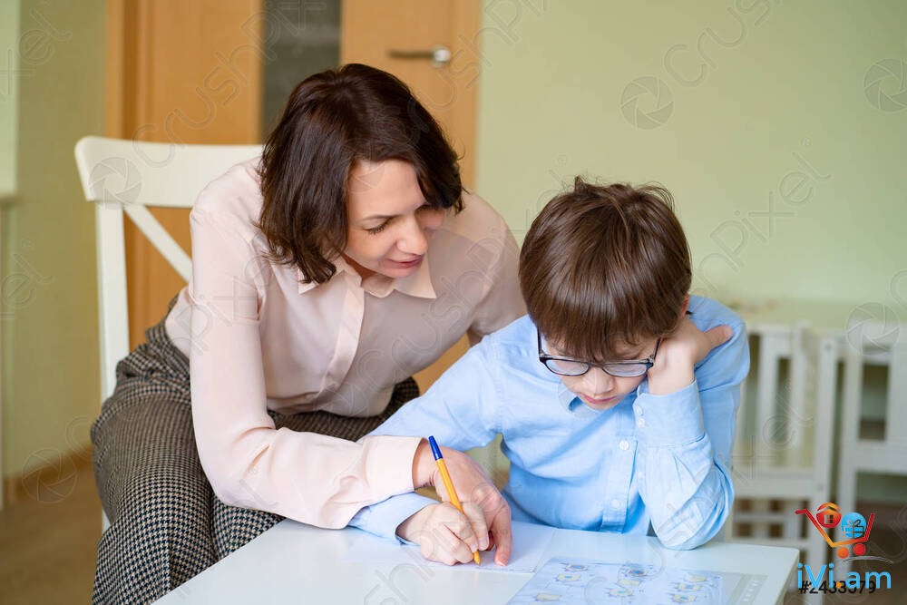 Маму сын в ротик. Мама позволила сыну. Мама помогает сыну разрядится. Mom helps son with Project for School.